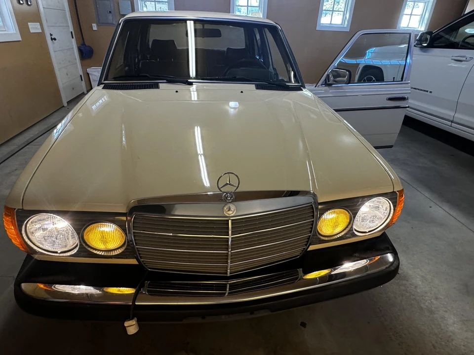 1981 Mercedes-Benz W123 Sedan - Image 15 of 31