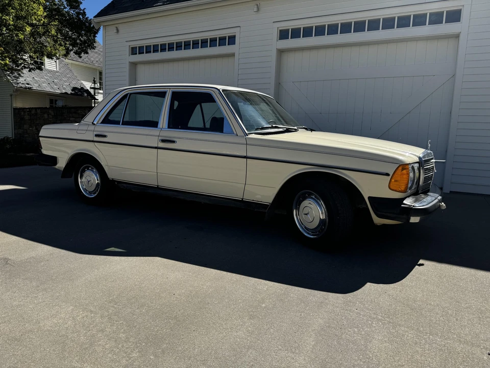 1981 Mercedes-Benz W123 Sedan - Image 13 of 31