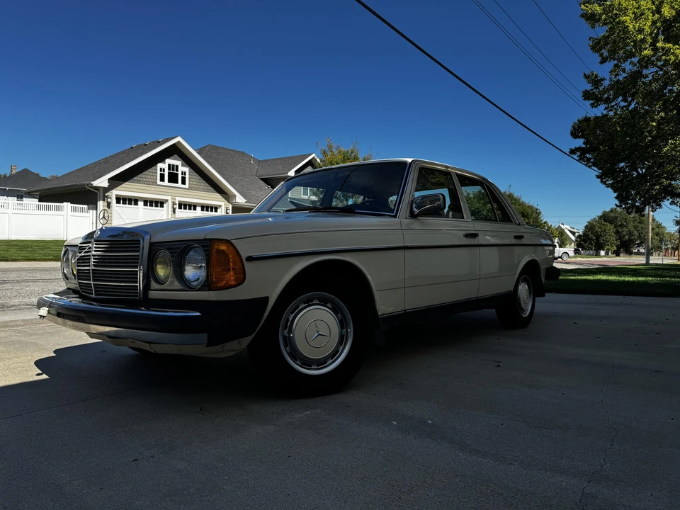 1981 Mercedes-Benz W123 Sedan - Image 6 of 31