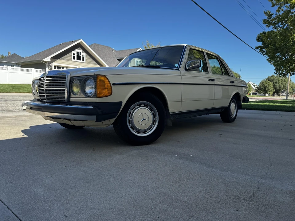 1981 Mercedes-Benz W123 Sedan - Image 5 of 31