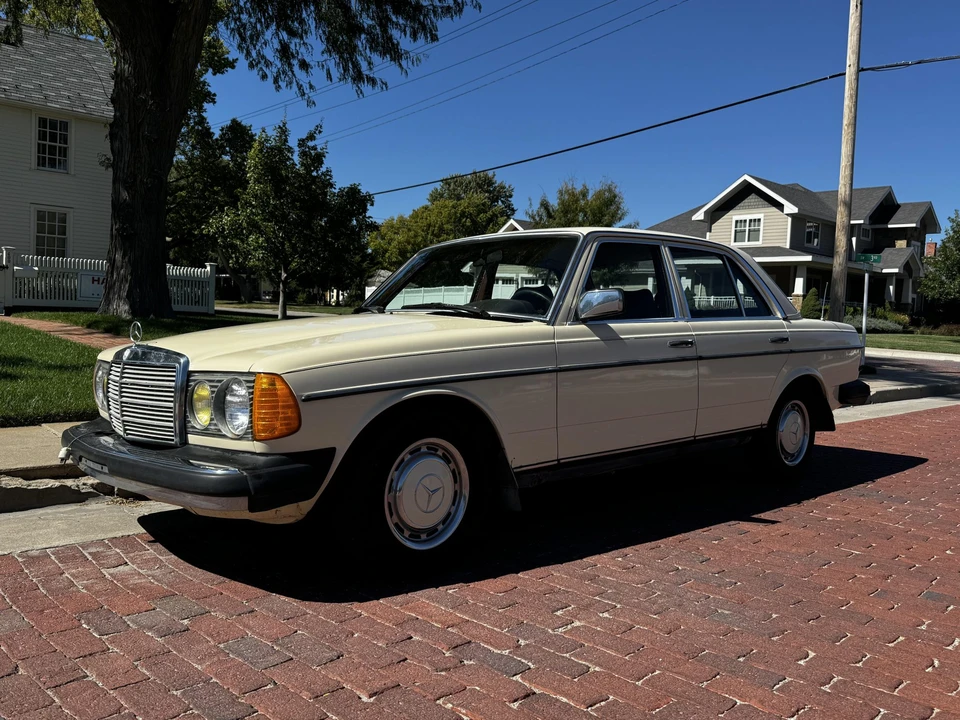 1981 Mercedes-Benz W123 Sedan - Image 3 of 31