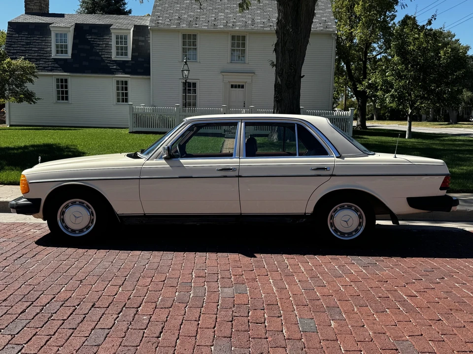 1981 Mercedes-Benz W123 Sedan - Image 7 of 31