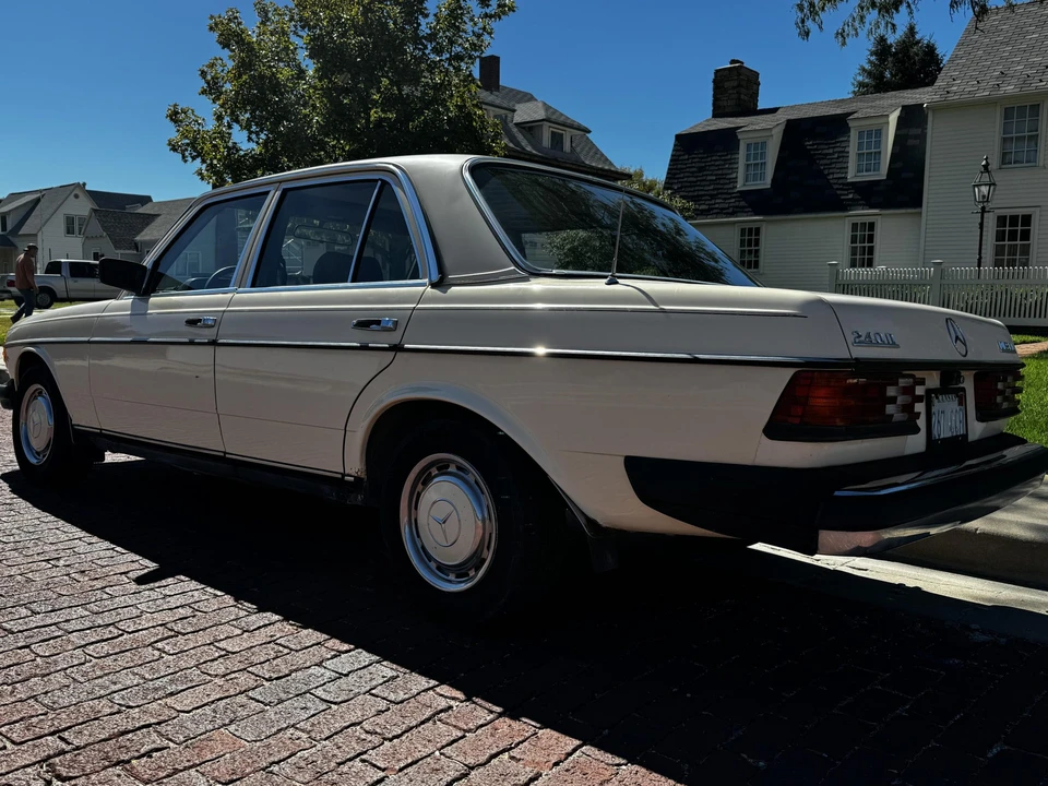 1981 Mercedes-Benz W123 Sedan - Image 9 of 31