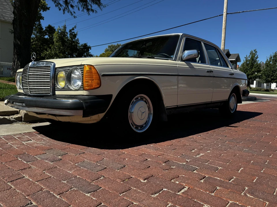 1981 Mercedes-Benz W123 Sedan - Image 4 of 31