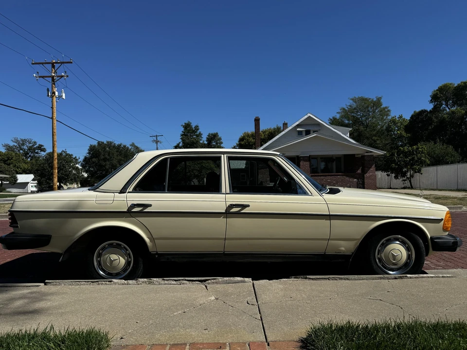 1981 Mercedes-Benz W123 Sedan - Image 11 of 31