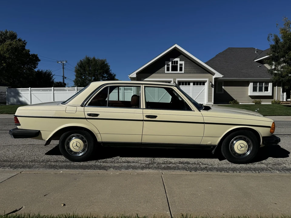 1981 Mercedes-Benz W123 Sedan - Image 12 of 31