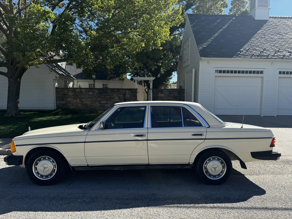 1981 Mercedes-Benz W123 Sedan - Image 8 of 31