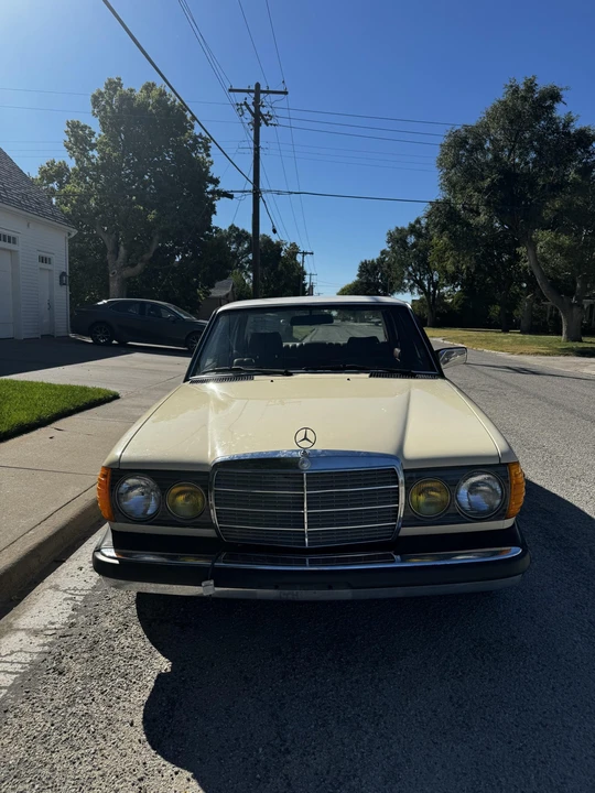 1981 Mercedes-Benz W123 Sedan - Image 14 of 31