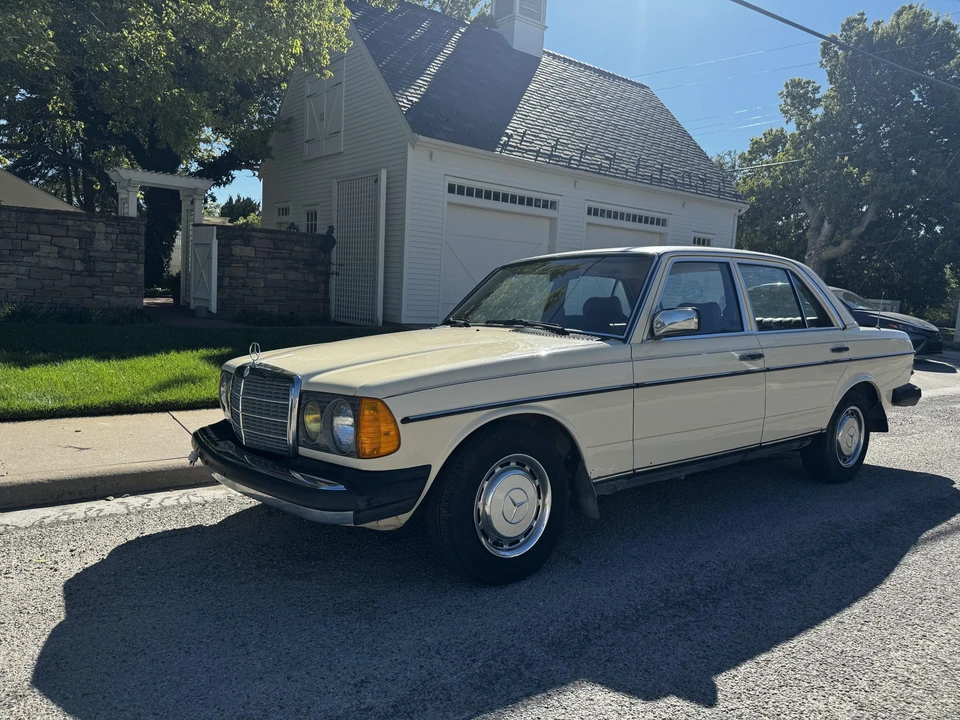 1981 Mercedes-Benz W123 Sedan - Image 2 of 31