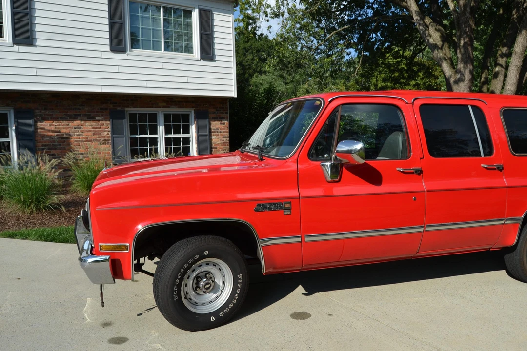 1986 GMC Suburban 7th Gen - Image 14 of 31