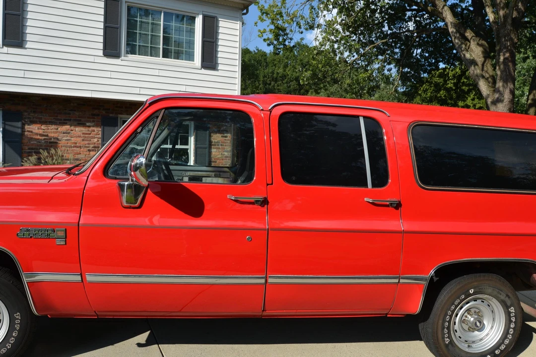 1986 GMC Suburban 7th Gen - Image 15 of 31