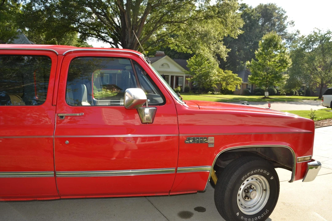 1986 GMC Suburban 7th Gen - Image 19 of 31