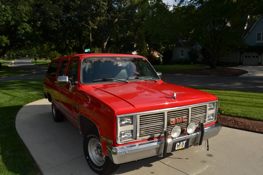 1986 GMC Suburban 7th Gen - Image 11 of 31