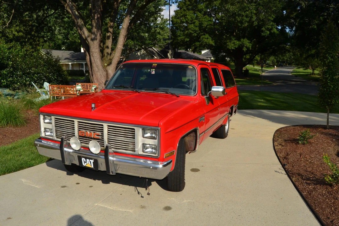 1986 GMC Suburban 7th Gen - Image 2 of 31