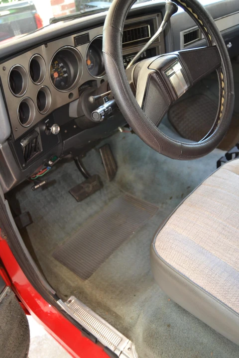 1986 GMC Suburban 7th Gen - Image 28 of 31