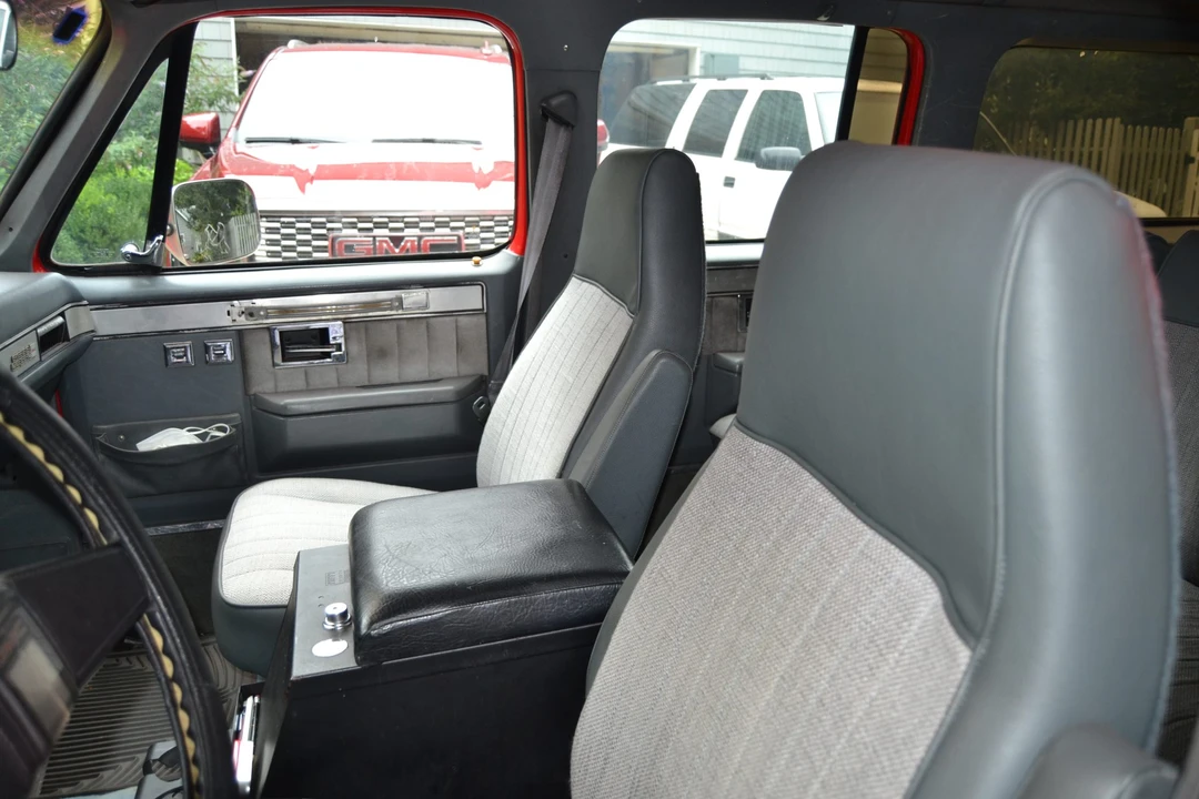1986 GMC Suburban 7th Gen - Image 26 of 31