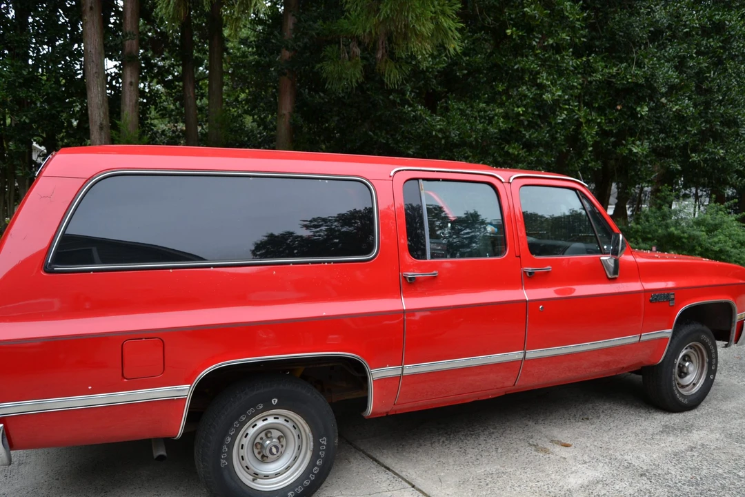 1986 GMC Suburban 7th Gen - Image 9 of 31