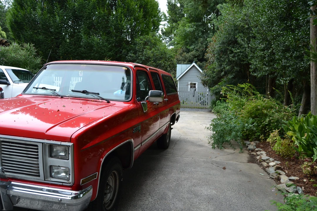 1986 GMC Suburban 7th Gen - Image 3 of 31