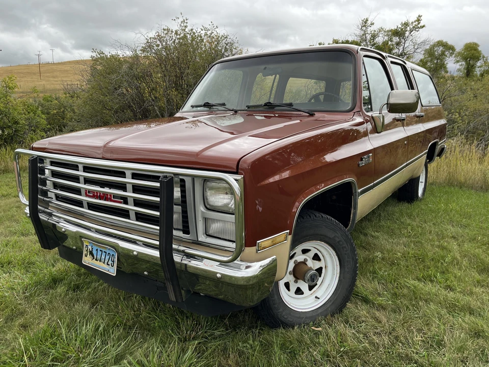 1987 GMC Suburban 7th Gen - Image 2 of 31