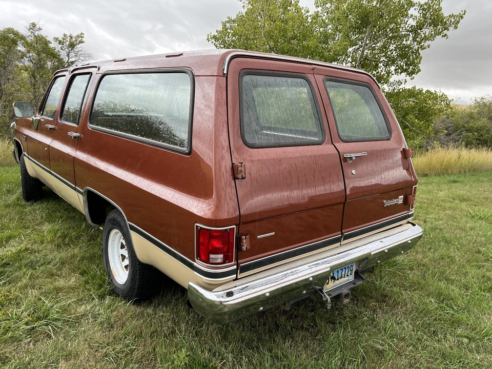 1987 GMC Suburban 7th Gen - Image 4 of 31