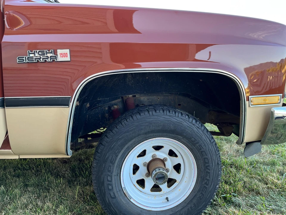 1987 GMC Suburban 7th Gen - Image 22 of 31