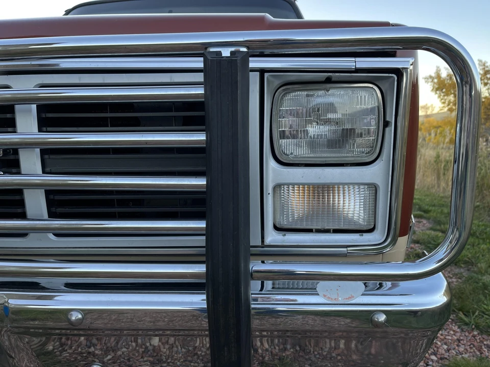1987 GMC Suburban 7th Gen - Image 26 of 31