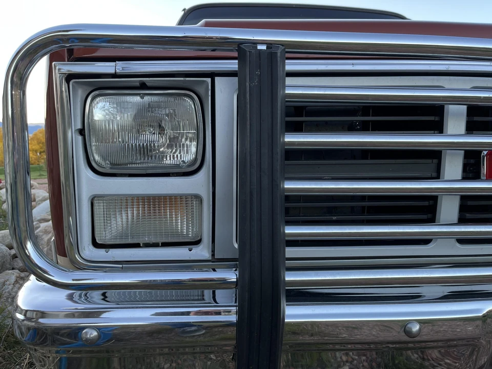 1987 GMC Suburban 7th Gen - Image 25 of 31