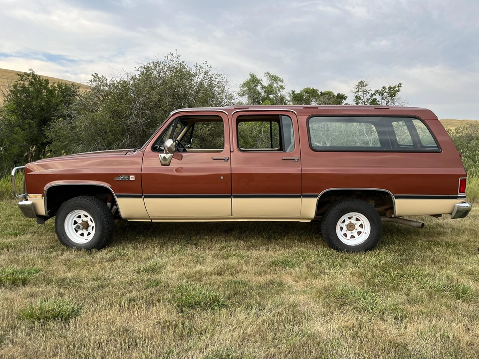 1987 GMC Suburban 7th Gen - Image 3 of 31