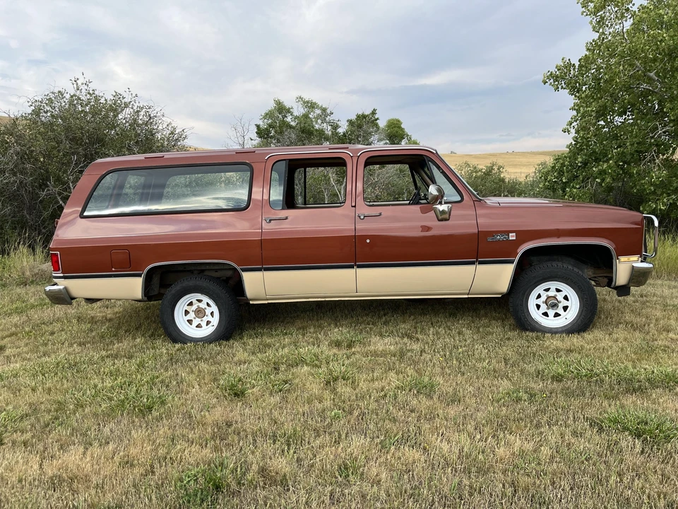 1987 GMC Suburban 7th Gen - Image 7 of 31