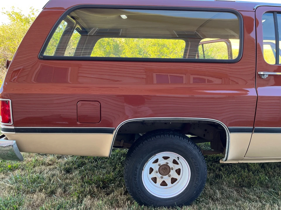 1987 GMC Suburban 7th Gen - Image 21 of 31