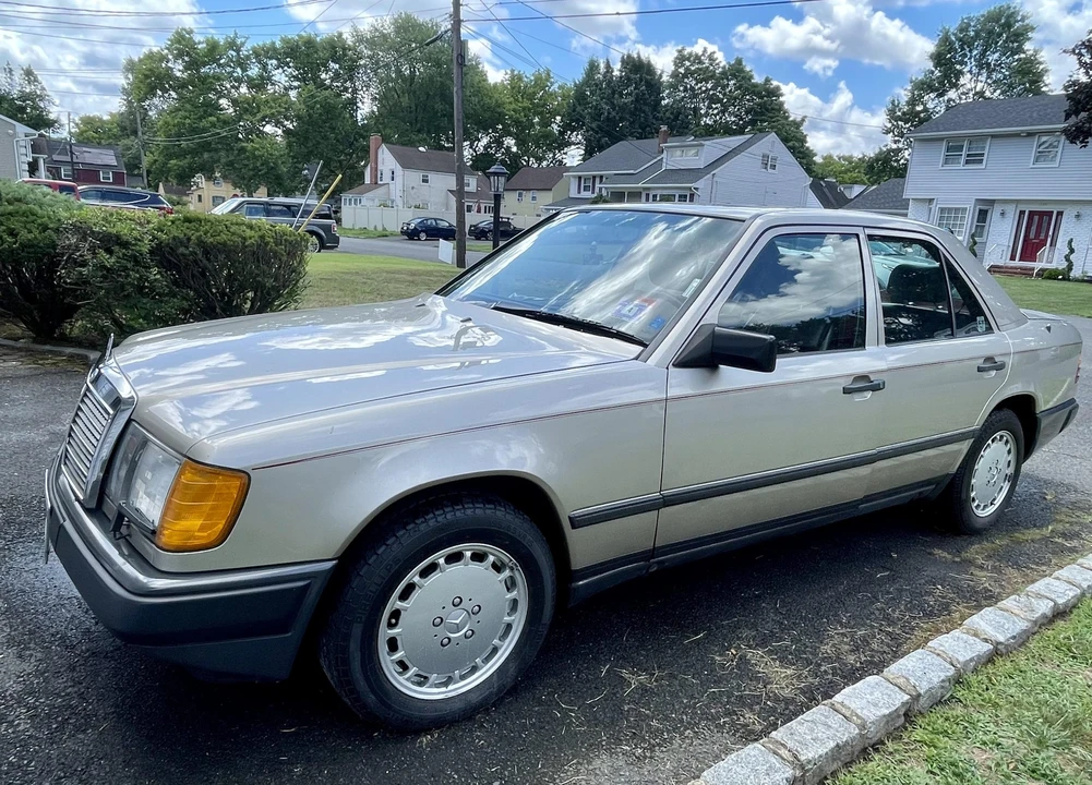1987 Mercedes-Benz W124 E-Class - Image 2 of 31