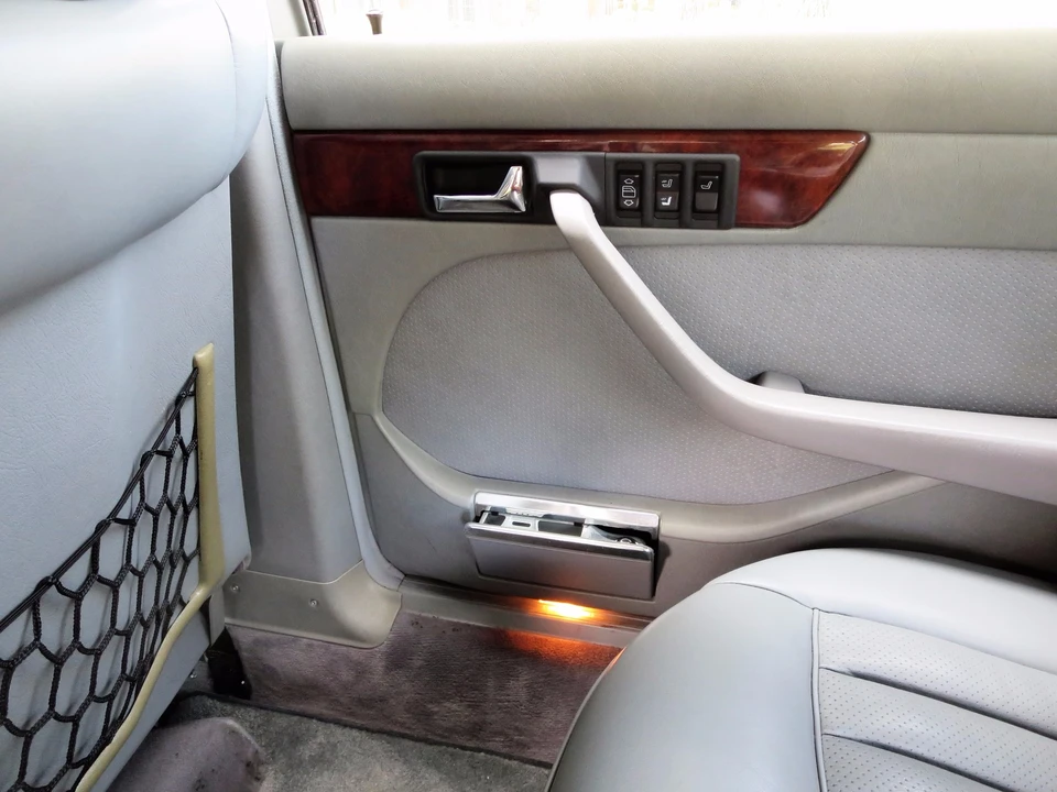 1988 Mercedes-Benz W126 S-Class Sedan - Image 27 of 31