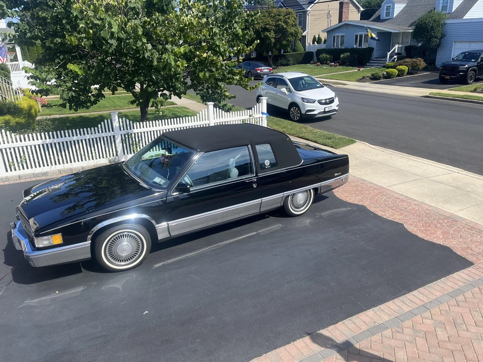 1990 Cadillac Fleetwood - Image 2 of 31