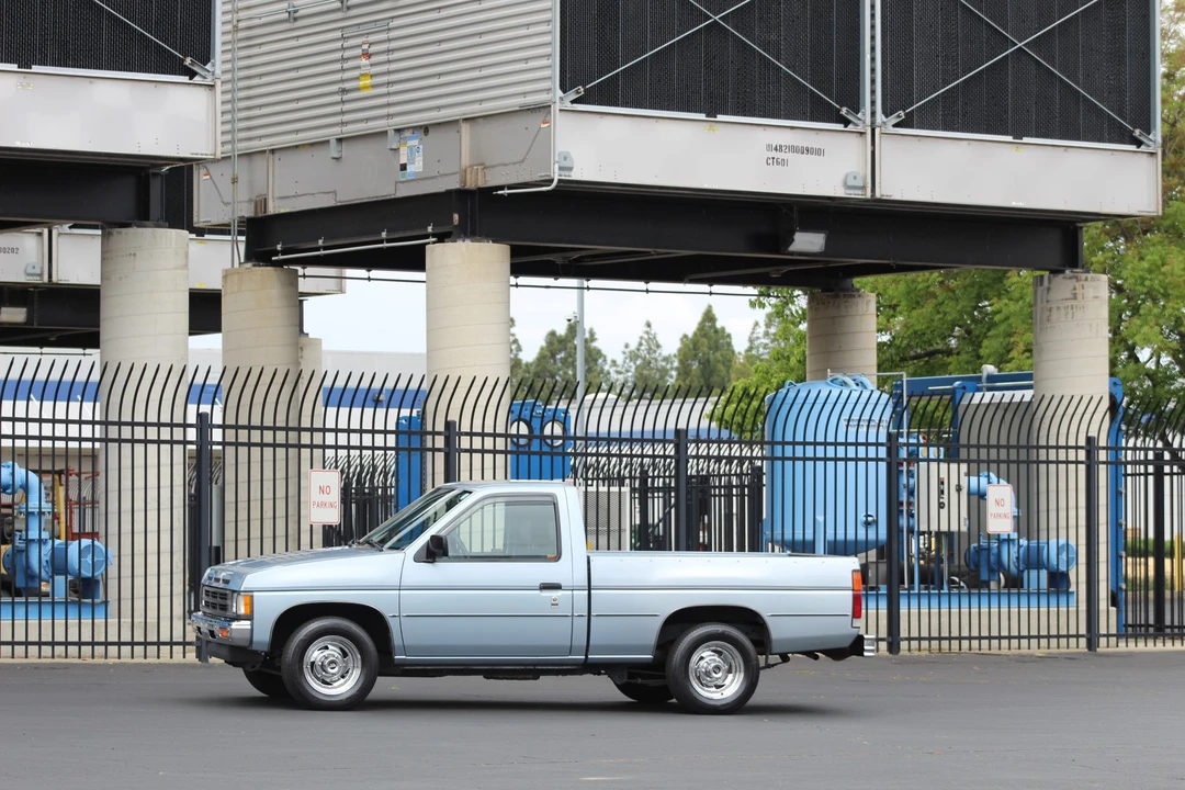 1992 Nissan - Image 9 of 31