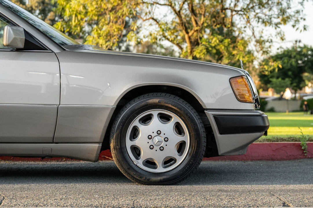1993 Mercedes-Benz W124 E-Class - Image 9 of 31