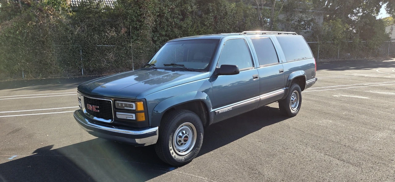 1995 GMC Suburban 7th Gen - Image 3 of 31