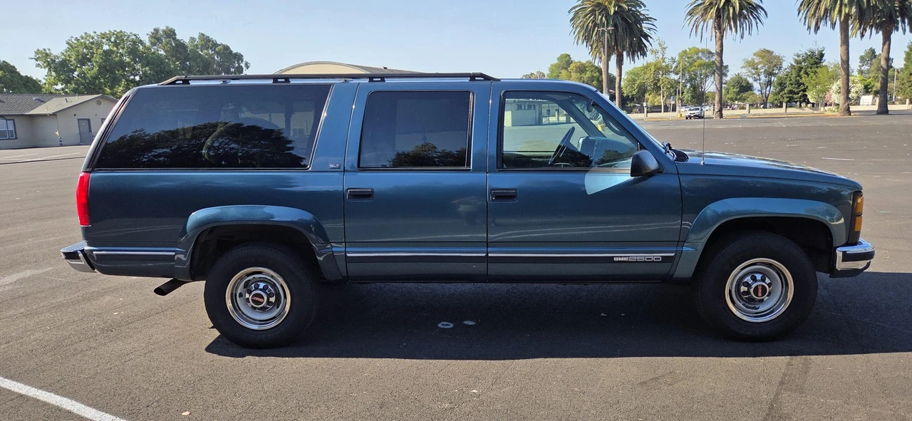 1995 GMC Suburban 7th Gen - Image 13 of 31