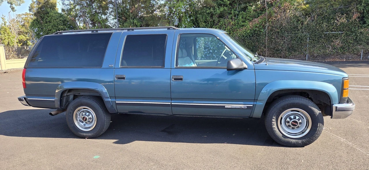 1995 GMC Suburban 7th Gen - Image 14 of 31