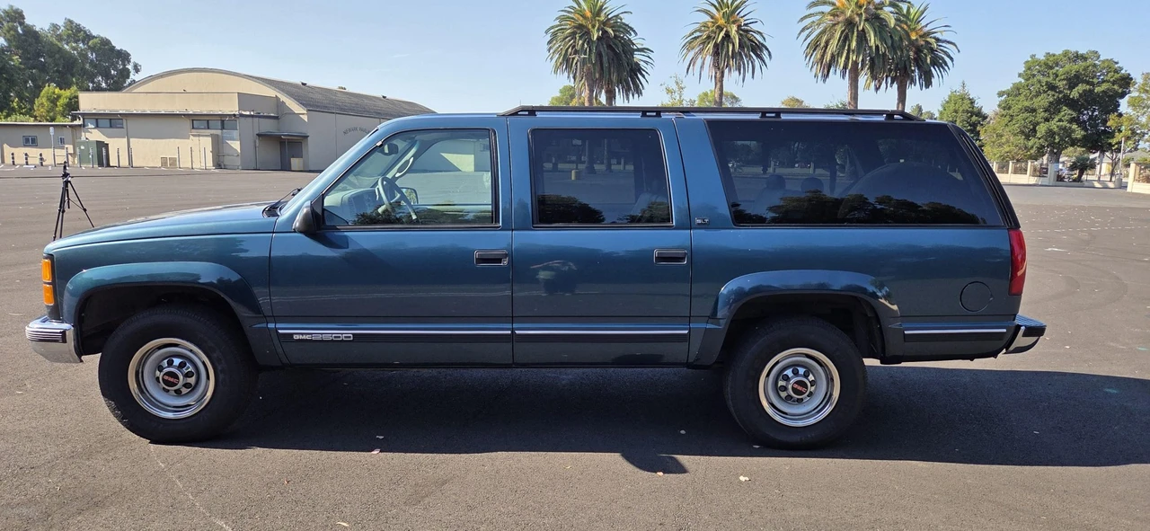1995 GMC Suburban 7th Gen - Image 4 of 31
