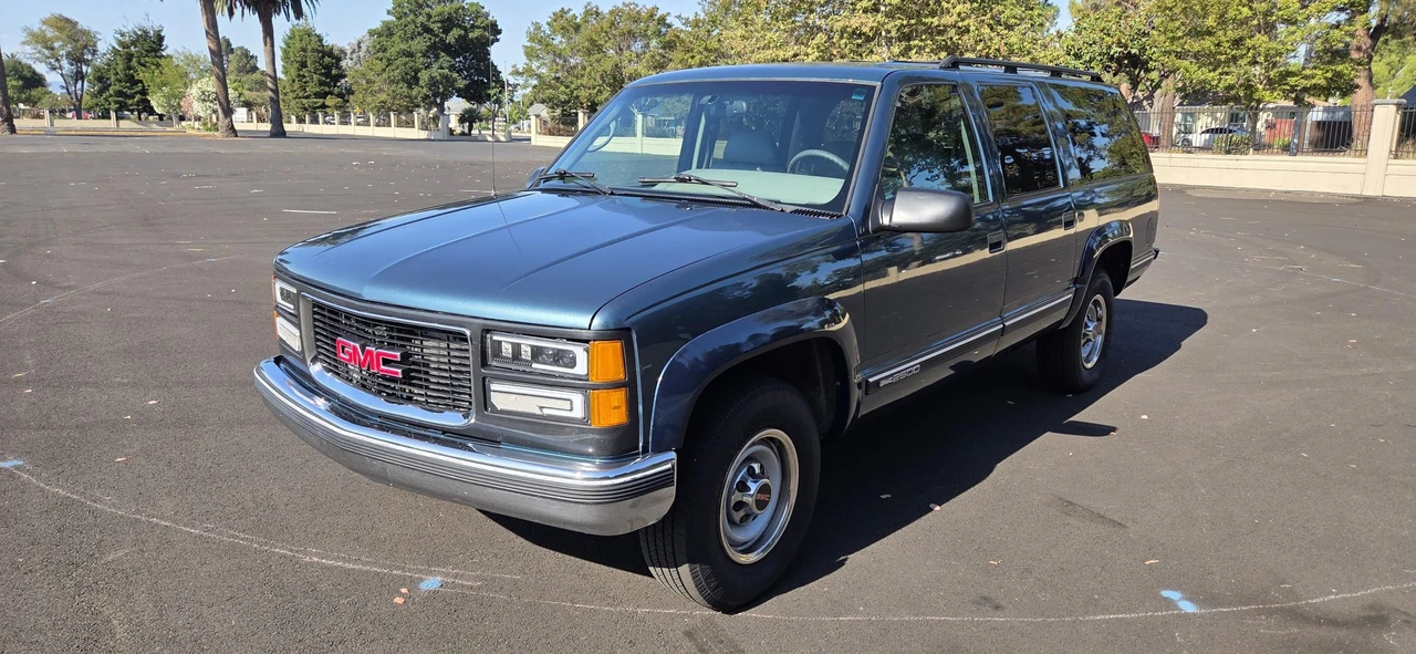 1995 GMC Suburban 7th Gen - Image 2 of 31