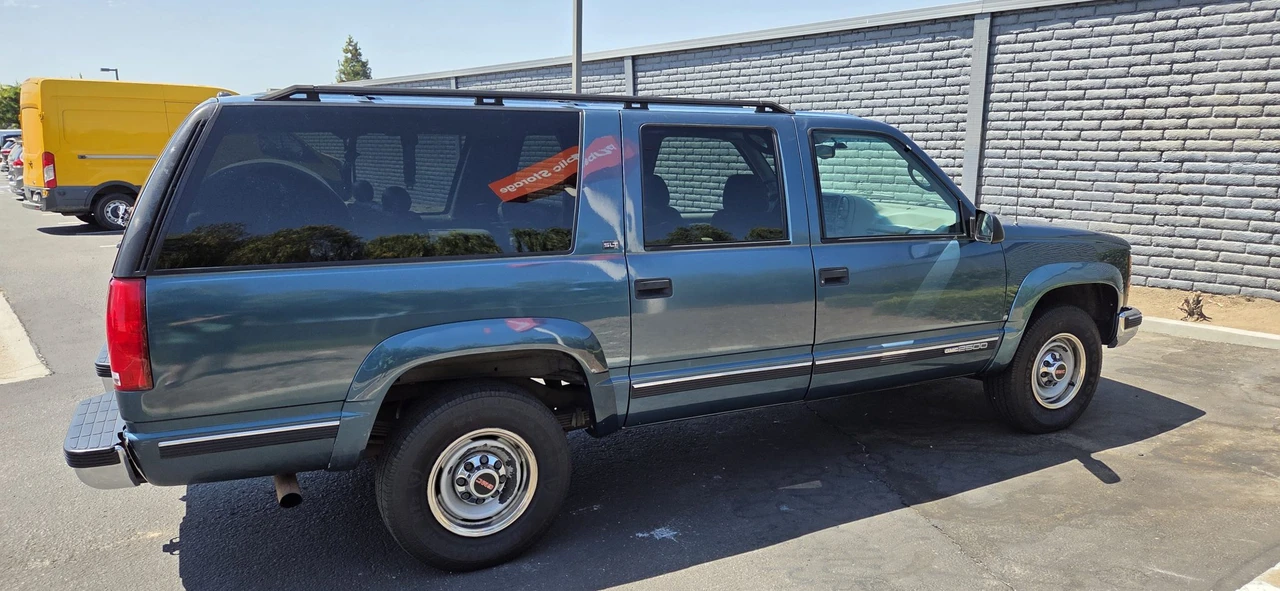 1995 GMC Suburban 7th Gen - Image 12 of 31