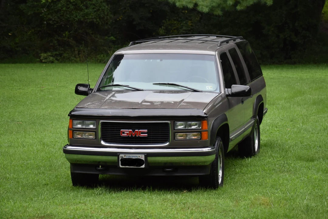 1997 GMC Suburban 8th Gen - Image 2 of 31