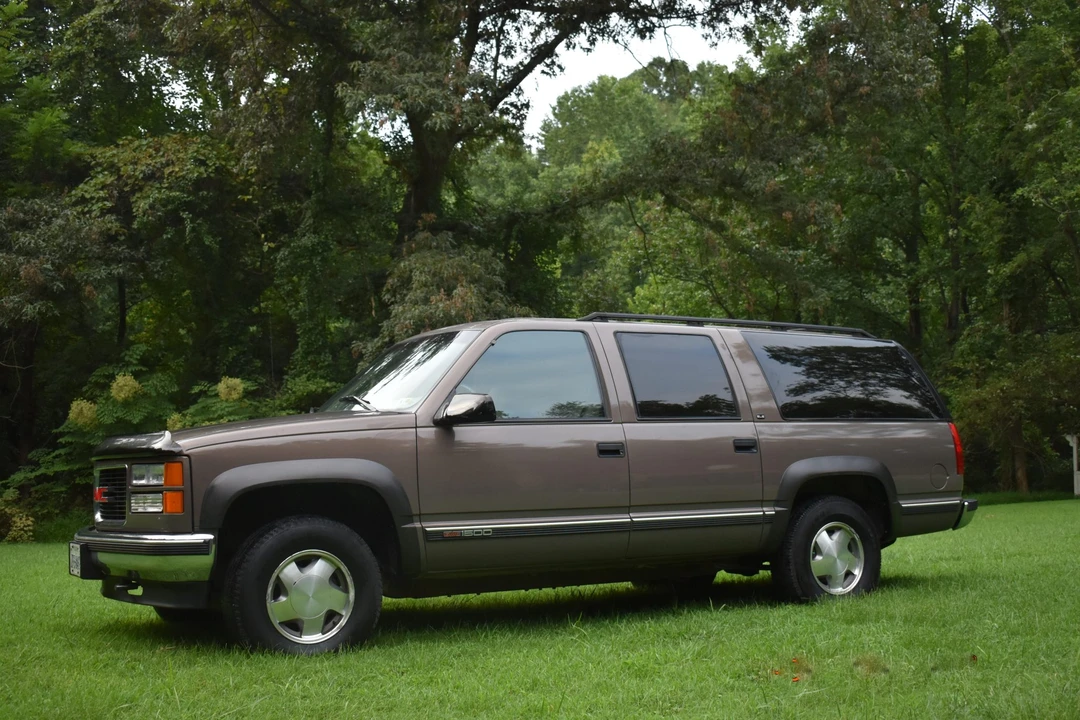 1997 GMC Suburban 8th Gen - Image 7 of 31