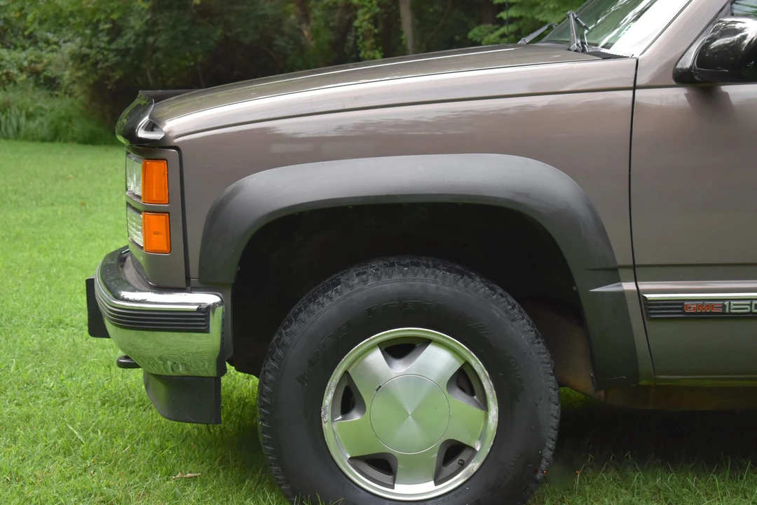 1997 GMC Suburban 8th Gen - Image 14 of 31