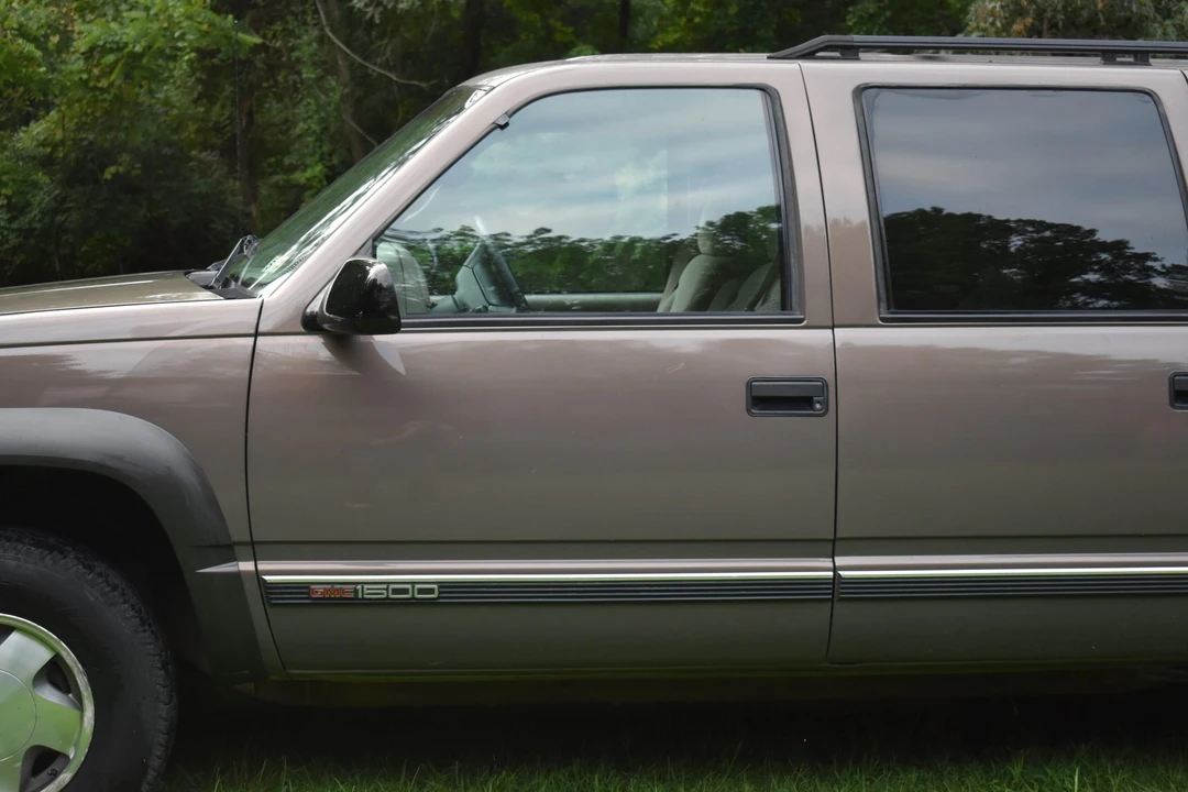 1997 GMC Suburban 8th Gen - Image 15 of 31