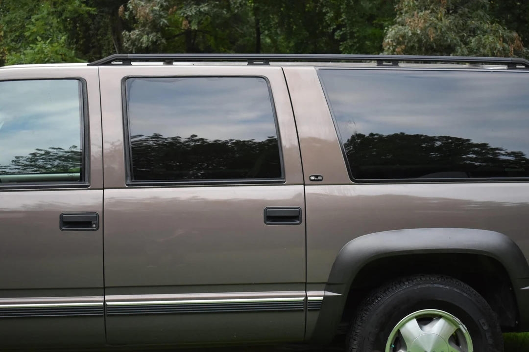 1997 GMC Suburban 8th Gen - Image 16 of 31