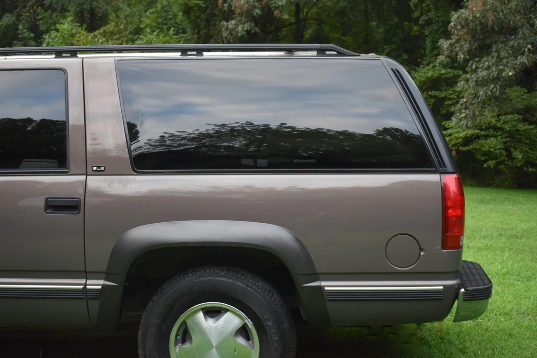 1997 GMC Suburban 8th Gen - Image 17 of 31