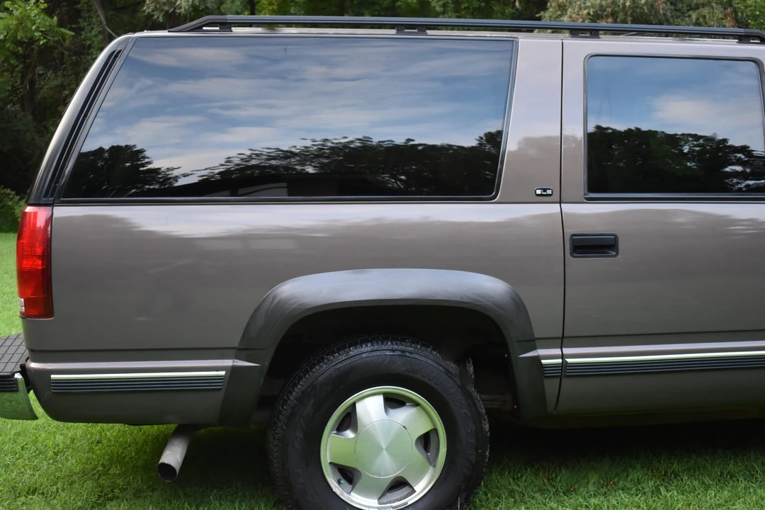 1997 GMC Suburban 8th Gen - Image 18 of 31