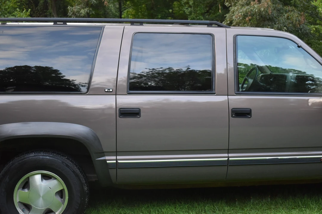 1997 GMC Suburban 8th Gen - Image 19 of 31