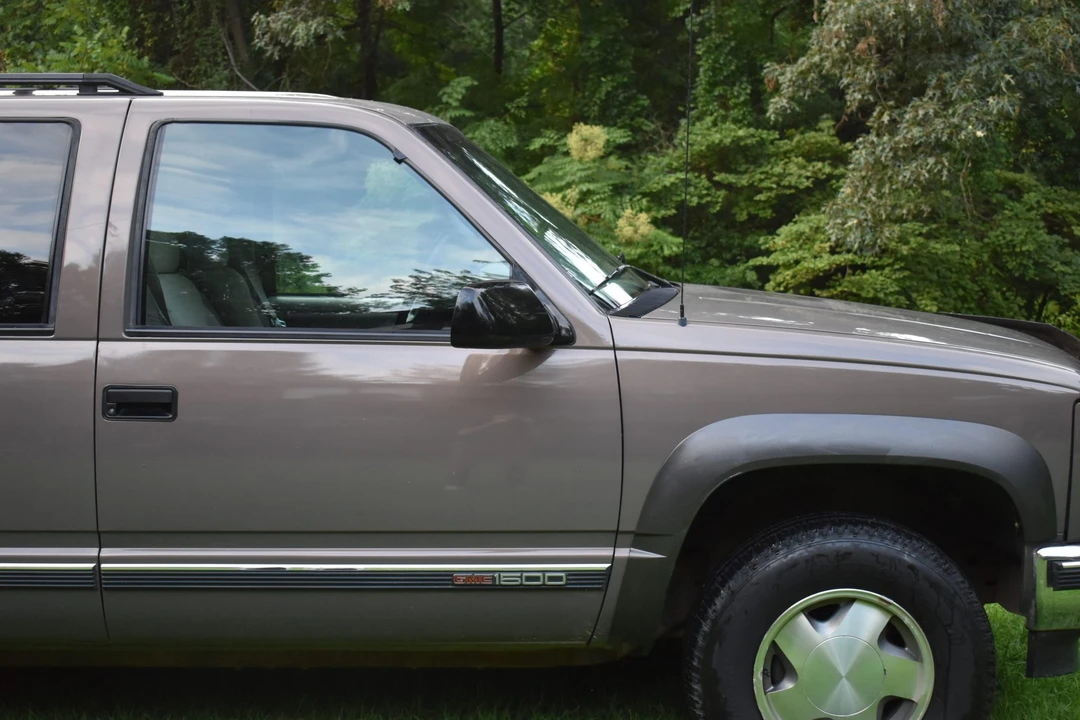 1997 GMC Suburban 8th Gen - Image 20 of 31